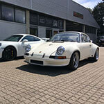 To Porsche modeller udenfor værkstedet